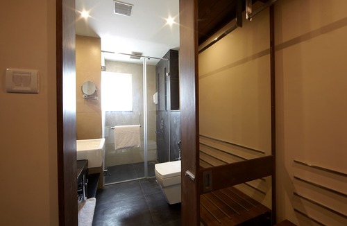 Sadras Hotel | Saravana's Golden Fruits Business Suites