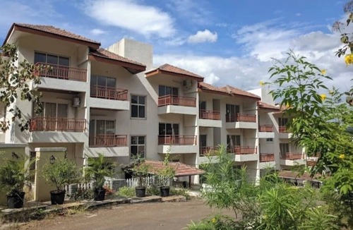 Karjat Apartment | Scenic View of Mountains with Projector for relaxed Stay with friends and family