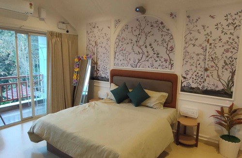 Karjat Apartment | Scenic View of Mountains with Projector for relaxed Stay with friends and family