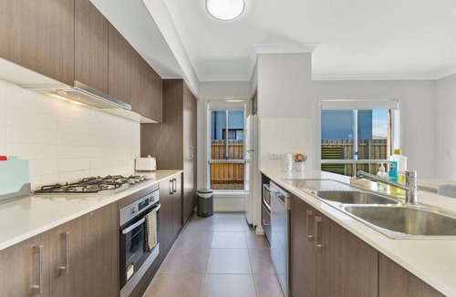 Schofields House | Schofields 4Bedroom House -Parking & Cooking