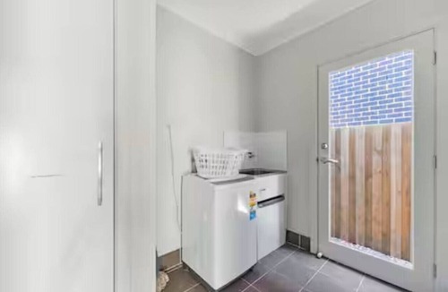 Schofields House | Schofields 4Bedroom House -Parking & Cooking