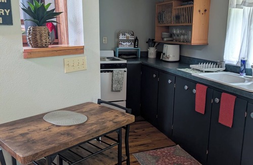 Quincy Cabin | Secluded Eclectic Tiny Cabin