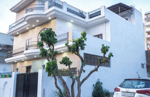 Bullawala House | Serene 2-bedroom with AC and Kitchen in vibrant Dehradun