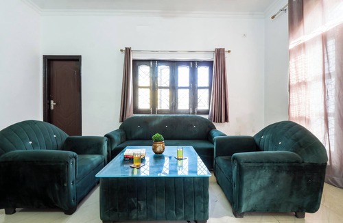 Bullawala House | Serene 2-bedroom with AC and Kitchen in vibrant Dehradun