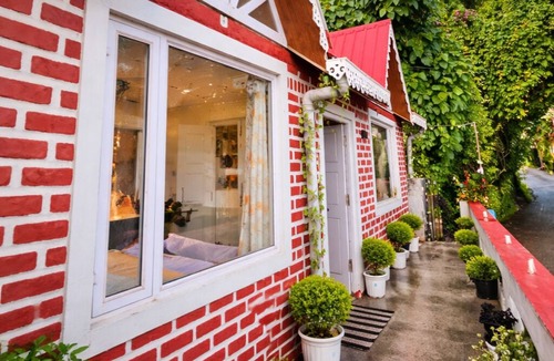 Karsiyang Cottage | Serene 2BR Hill Cottage by Homeyhuts