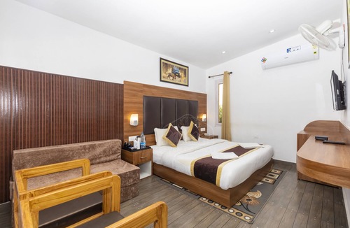 Bail Parao Hotel | Seven Corbett Resort