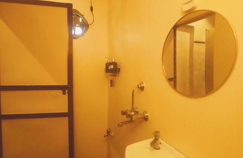 Varanasi Bed & Breakfast | Shades of Kashi with an artistic and cozy stays for couple and family.