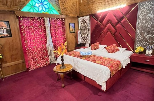Dal Lake Hotel | Shangrilla houseboat