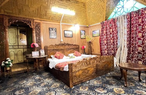 Dal Lake Hotel | Shangrilla houseboat