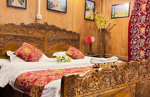 Dal Lake Hotel | Shangrilla houseboat