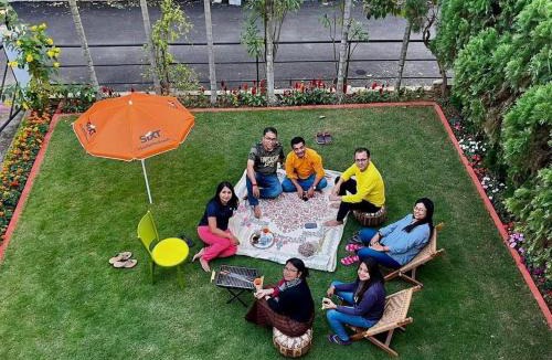 Santiniketan Villa | Shantiniketan Bungalow with green lawn