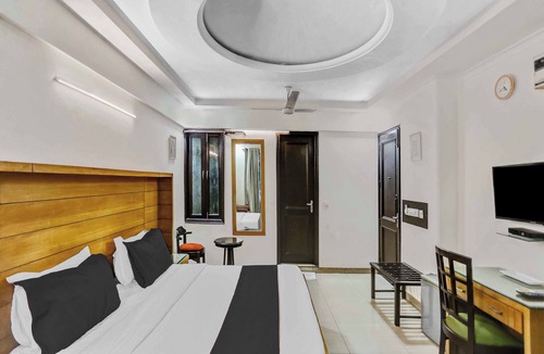 East of Kailash Hotel | Signature Plaza By MERRIMENT