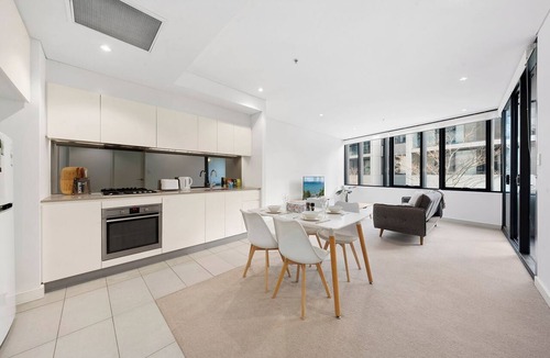 Mortlake Apartment | Sleek 1BR Apartment | Home of Mortlake Ferry