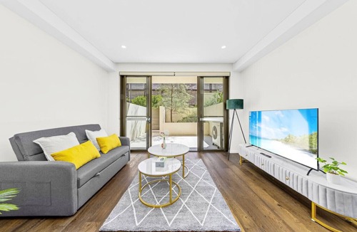 Rosebery Apartment | Sleek Urban Lifestyle Retreat in Heart of Rosebery