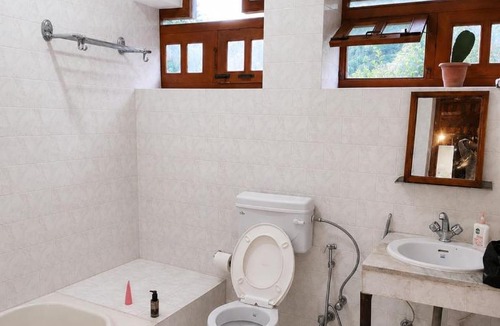 Manali Villa | Snow Peaks & Valley Views, Pet-Friendly, Hallan