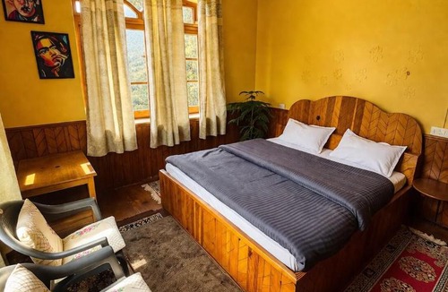Manali Villa | Snow Peaks & Valley Views, Pet-Friendly, Hallan