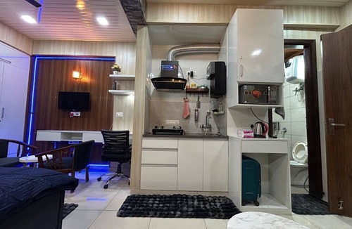 Zirakpur Apartment | Spacious 1bhk for 6 Guests King & Sofa Beds Zirakpur,chandigarh,mohali,tricity