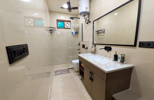 Karol Bagh Apartment | Spacious 2BHK with Lift Access in Central Delhi
