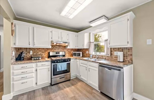 Cary House | Spacious 3 Bedroom