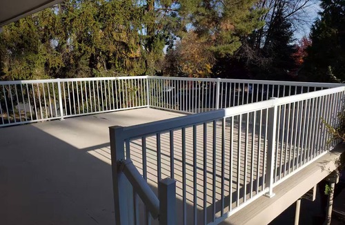 Pullman House | Spacious 3 Bedroom w/Large Deck & Backyard
