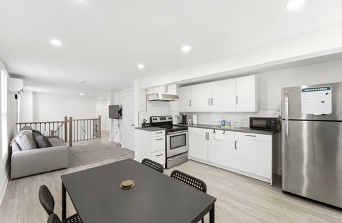Brantford Apartment | Spacious 3BR Two-Level Apt · Monthly Stays · Sleeps 5 · In-Unit Laundry