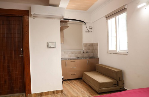 Bullawala Apartment | Spacious 6-bedroom apartment with WiFi, AC in Sahastradhara Helipad, Dehradun