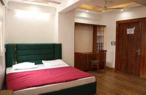 Bullawala Apartment | Spacious 6-bedroom apartment with WiFi, AC in Sahastradhara Helipad, Dehradun