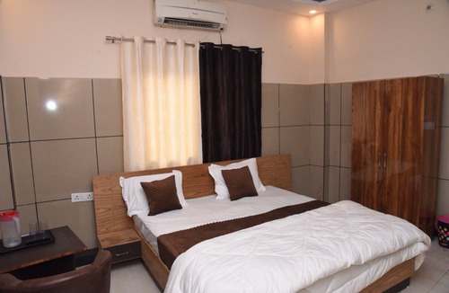 Mohangarh Hotel | Spacious 8-bedroom hotel in beautiful Lucknow with AC comfort