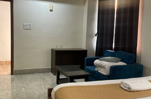 Patna Hotel | Spacious 9-bedroom hotel in charming Patna with AC comfort