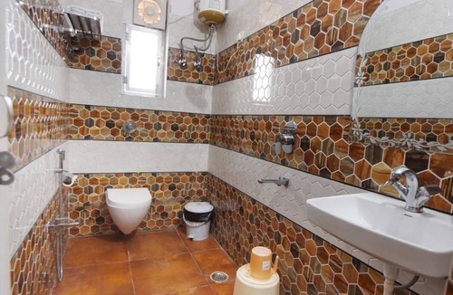 Patna Hotel | Spacious 9-bedroom hotel in charming Patna with AC comfort