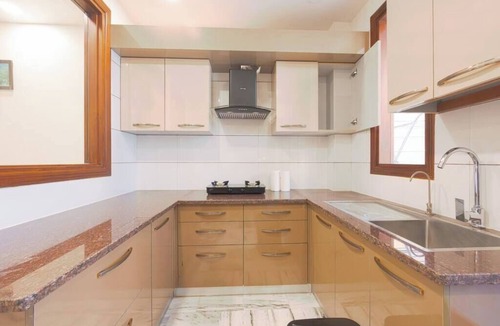 Sushant Lok Apartment | Spacious executive suite with bathtub & balcony