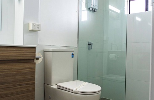 Campbelltown Apartment | Spacious King And Single Room