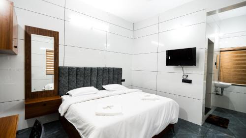 Chavara Hotel | Sreebhadra Residency