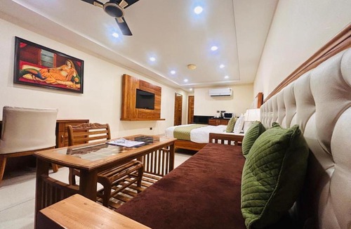 The Mall Road Hotel | Stay With Hills Inn Mussoorie