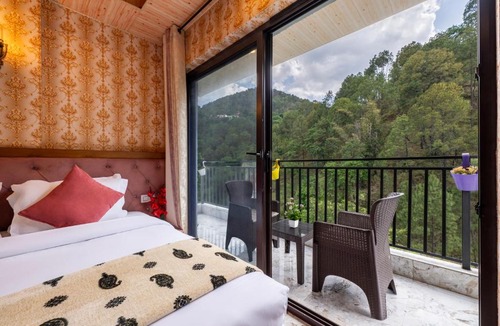 Kumarhatti Apartment | Staycation 2 Bedroom Premium House Kasauli by Splendid Retreat Hotels - Family Groups & Couples - Forest Treks - Living Room - Balcony - River View - Parking