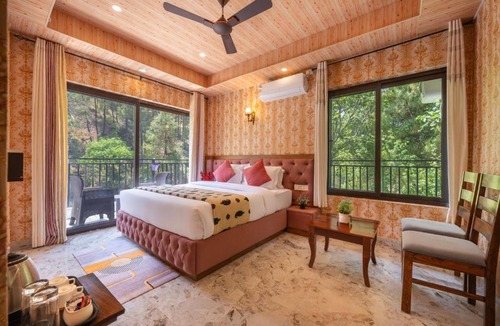 Kumarhatti Apartment | Staycation 2 Bedroom Premium House Kasauli by Splendid Retreat Hotels - Family Groups & Couples - Forest Treks - Living Room - Balcony - River View - Parking