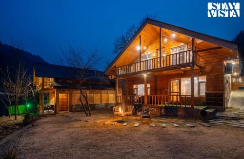 Pahalgam Villa | StayVista at Amanat Riverfront Cottage with BBQ, WiFi