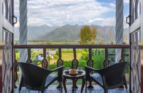 Brein Villa | StayVista at Buhayra by The Dal with Lake View, Gazebo