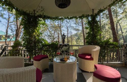 Kumarhatti Villa | StayVista at Crescent Peak with Bonfire & Gazebo