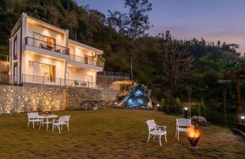 Bullawala Villa | StayVista at Stonecrest - Lawn & Mountain View