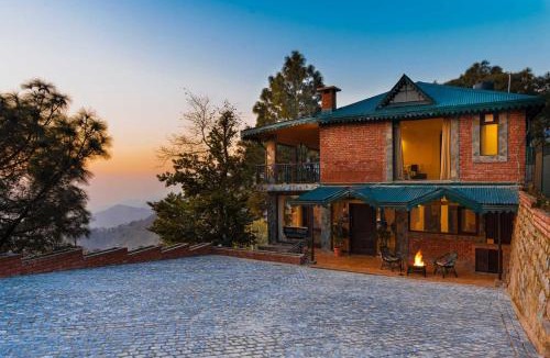 Kasauli Villa | StayVista at The Winter Line with Outdoor Pvt Pool & Comp Breakfast