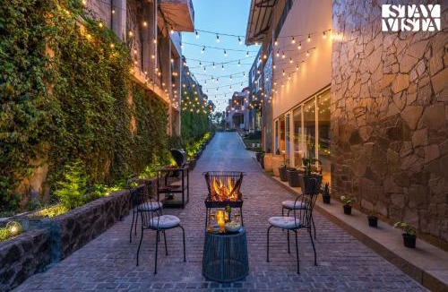 Solan Villa | StayVista at Tres & Quatro - Himalayan Den with Bonfire, Mountain View