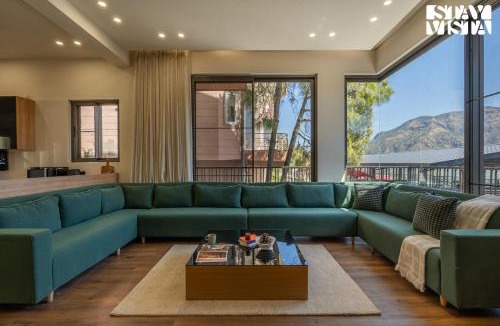 Solan Villa | StayVista at Tres & Quatro - Himalayan Den with Bonfire, Mountain View