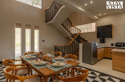 Solan Villa | StayVista at Tres & Quatro - Himalayan Den with Bonfire, Mountain View