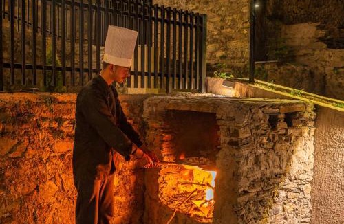 Chail Villa | StayVista at Villa AnVira by GTV Estate with Bonfire, BBQ