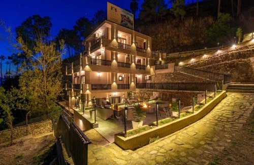 Chail Villa | StayVista at Villa AnVira by GTV Estate with Bonfire, BBQ