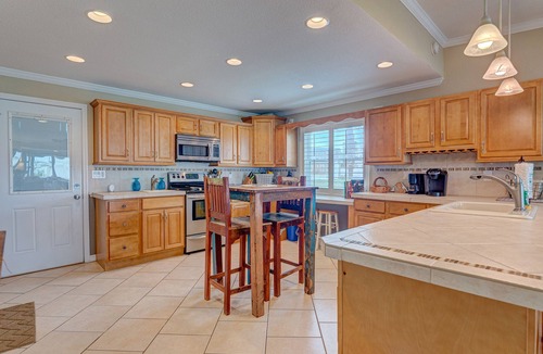 O'byrne House | Steps to Private Beach Access Pet-Friendly Fire Pit + Fenced Yard
