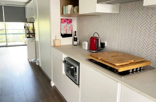 Newtown Apartment | studio centrally located in NEWTOWN. nThe longer you stay = discount!n