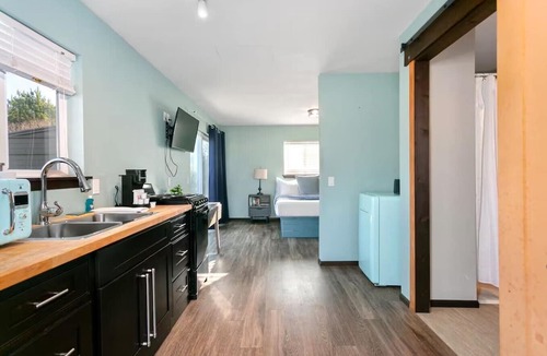 Grayland Hotel | Studio | Full Kitchen | Pet-Friendly