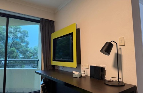 Parramatta Apartment | Stylish 1 Bedroom Apartment - Parramatta CBD - FREE Parking - Corporate or Leisure